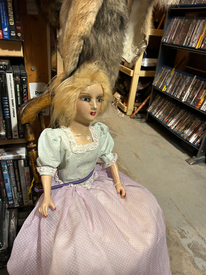 Poupée antique "Boudoir Bed Doll" sur chaise berçante
