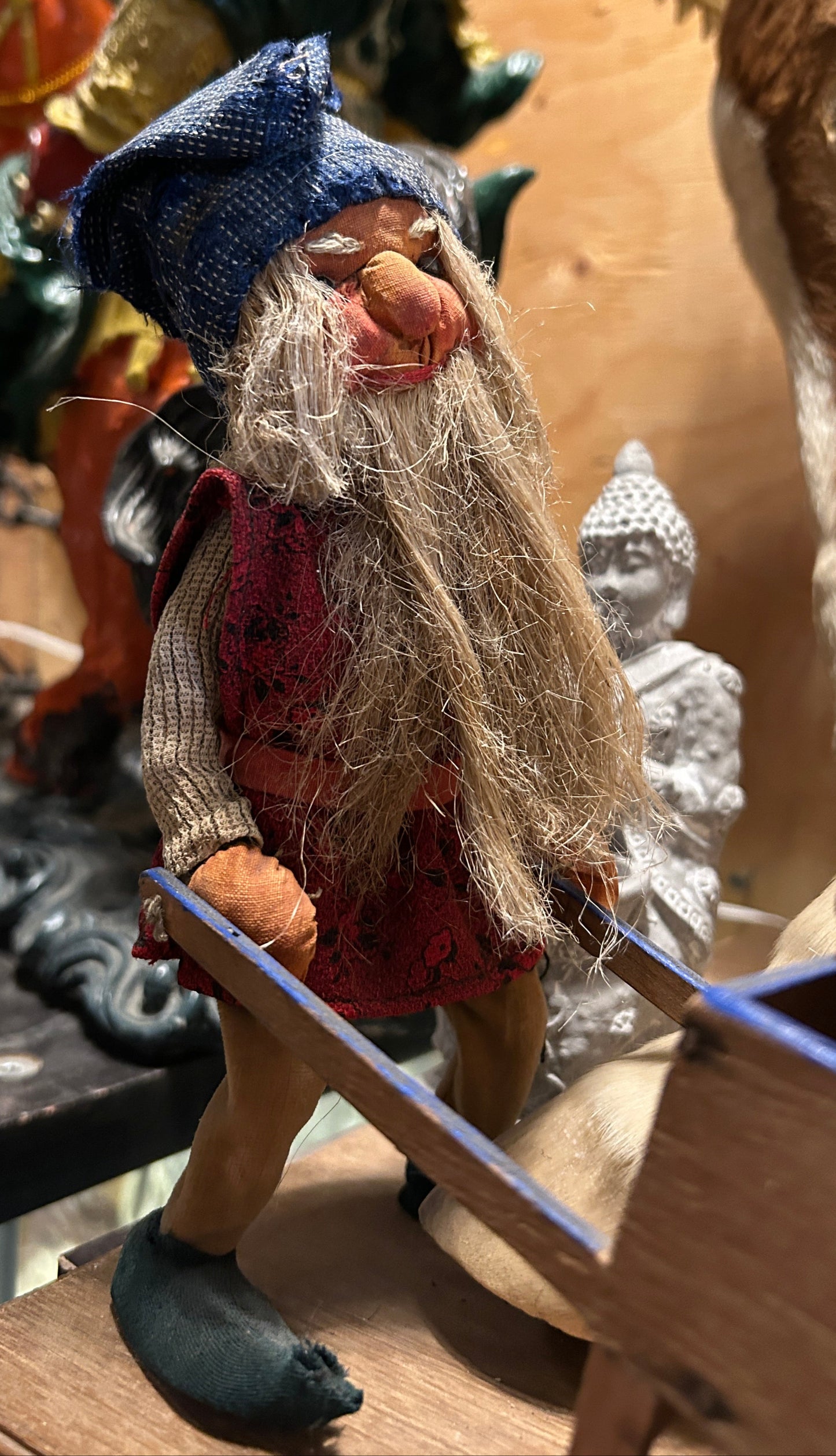 Gnome transportant un crâne de renard
