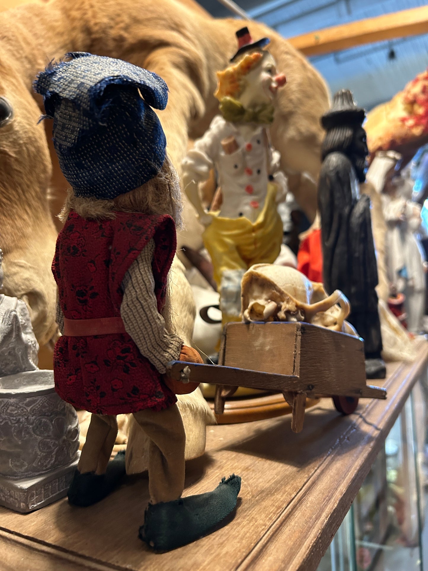 Gnome transportant un crâne de renard