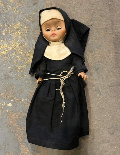 Poupée religieuse ancienne.