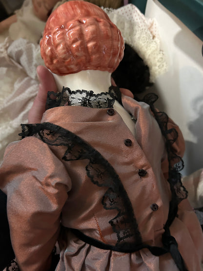 Poupée européenne antique en porcelaine cheveux roux