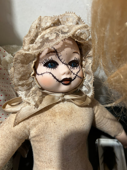 Poupée musicale antique en porcelaine rehaussée par une artiste