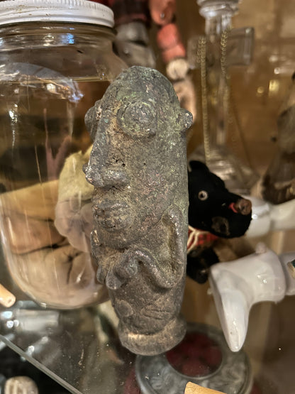 Statuette en argile pour rituel vaudou