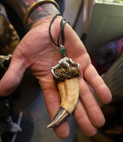 Pendentif dent de lion sertie d'une patte en argent.
