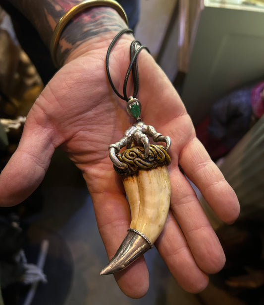Pendentif dent de lion sertie d'une patte en argent.
