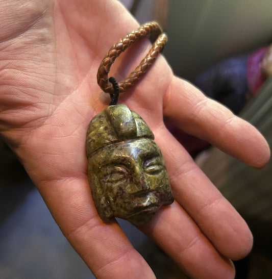 Amulette Maya sculptée dans une pierre de jade