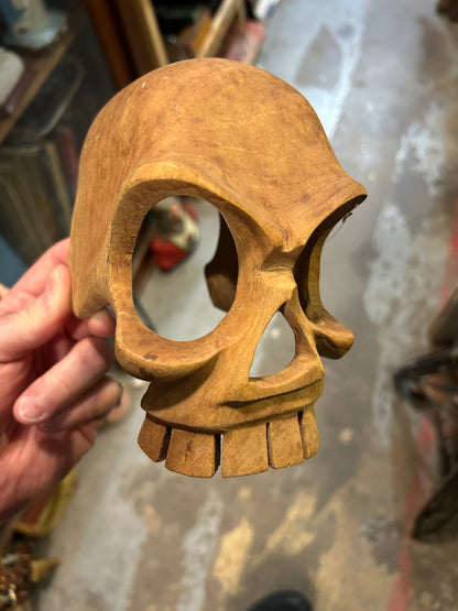 Sculpture crâne en bois