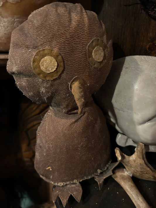 Poupée vintage hibou en cuir.