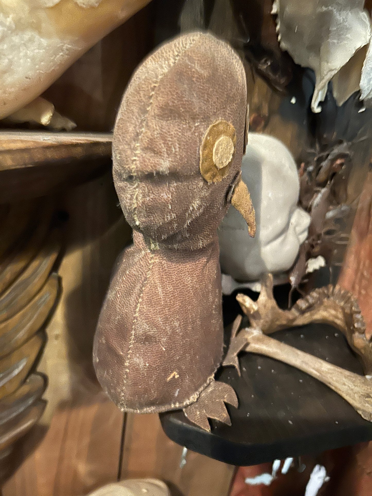 Poupée vintage hibou en cuir.