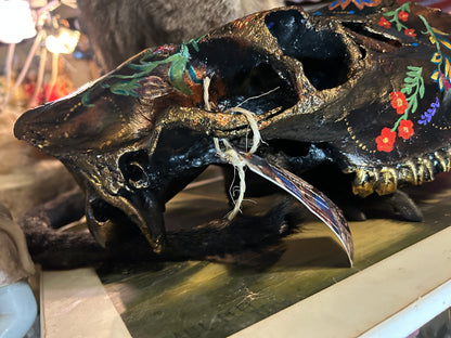 Peinture originale sur crâne de vache par Mary Lou Guinois