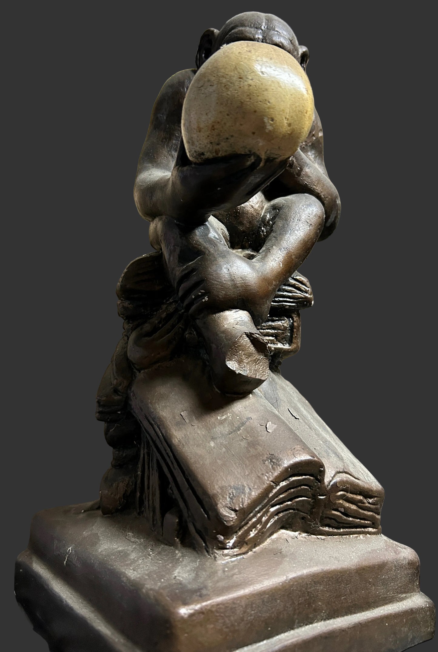Statue en plâtre, singe pensant.