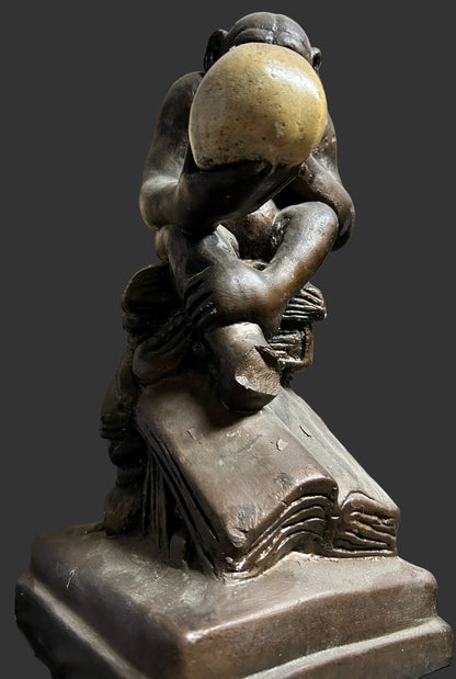 Statue en plâtre, singe pensant.