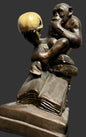 Statue en plâtre, singe pensant.