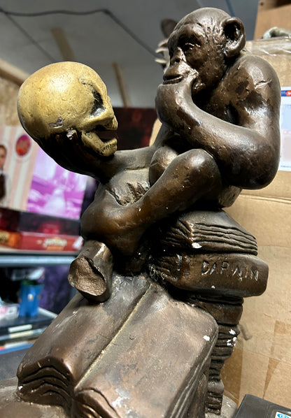 Statue en plâtre, singe pensant.