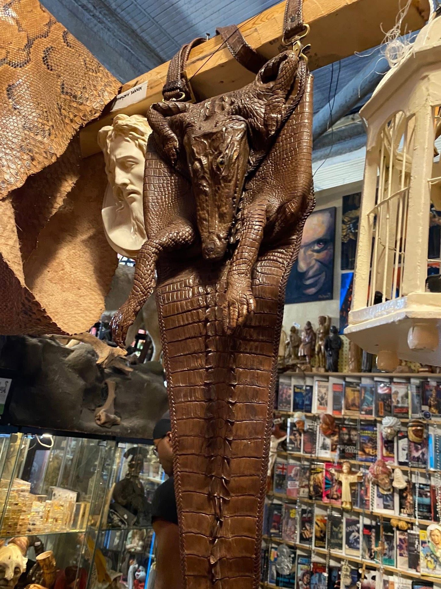 Grand sac vintage en peau de crocodile complète.