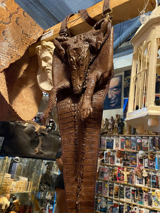 Grand sac vintage en peau de crocodile complète.