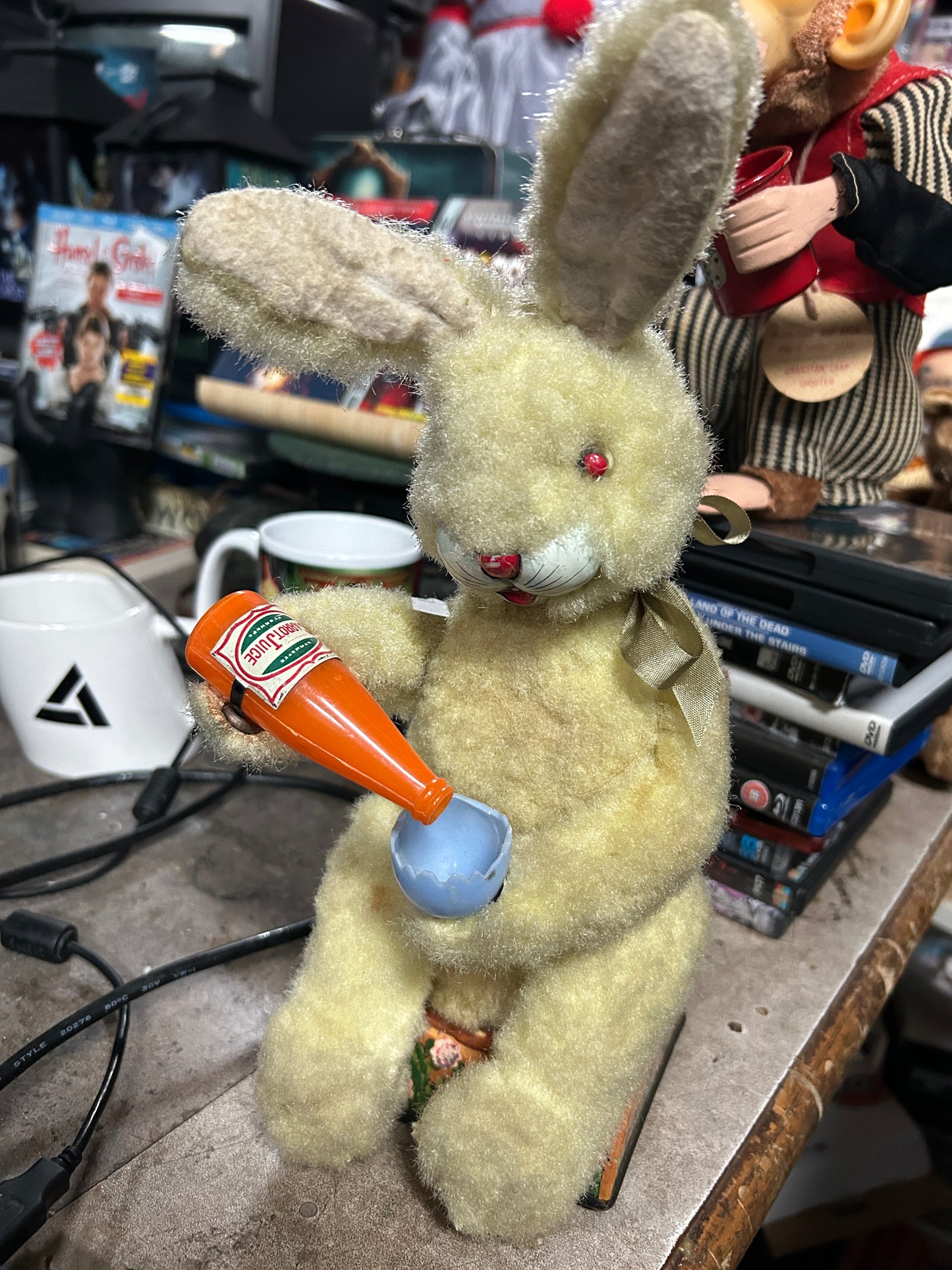 Jouet vintage "Drinking Picnic Bunny"