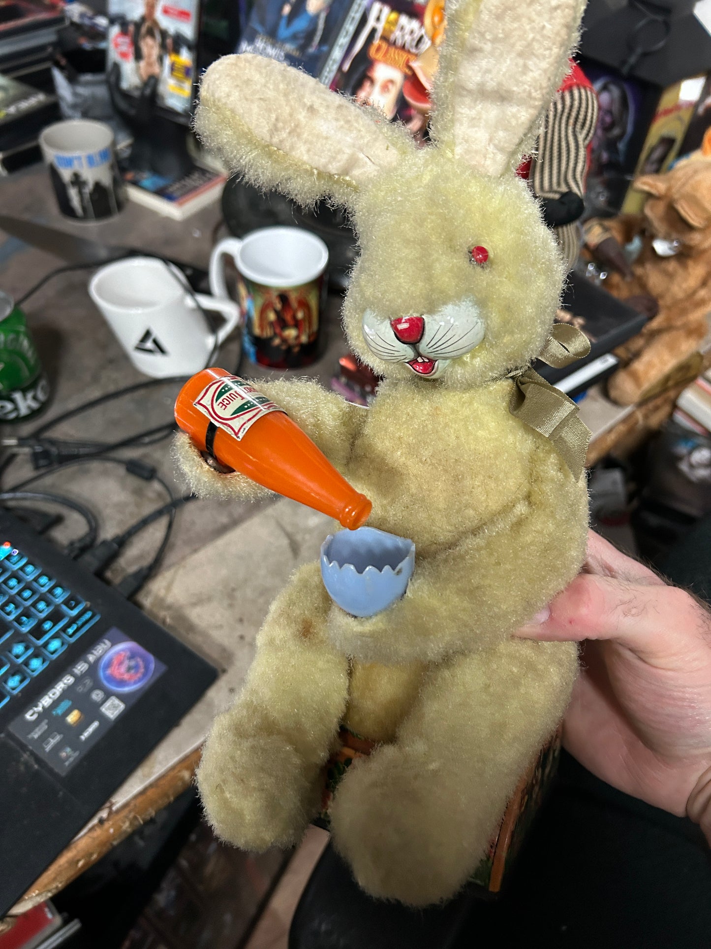 Jouet vintage "Drinking Picnic Bunny"