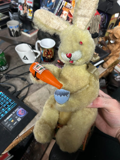 Jouet vintage "Drinking Picnic Bunny"