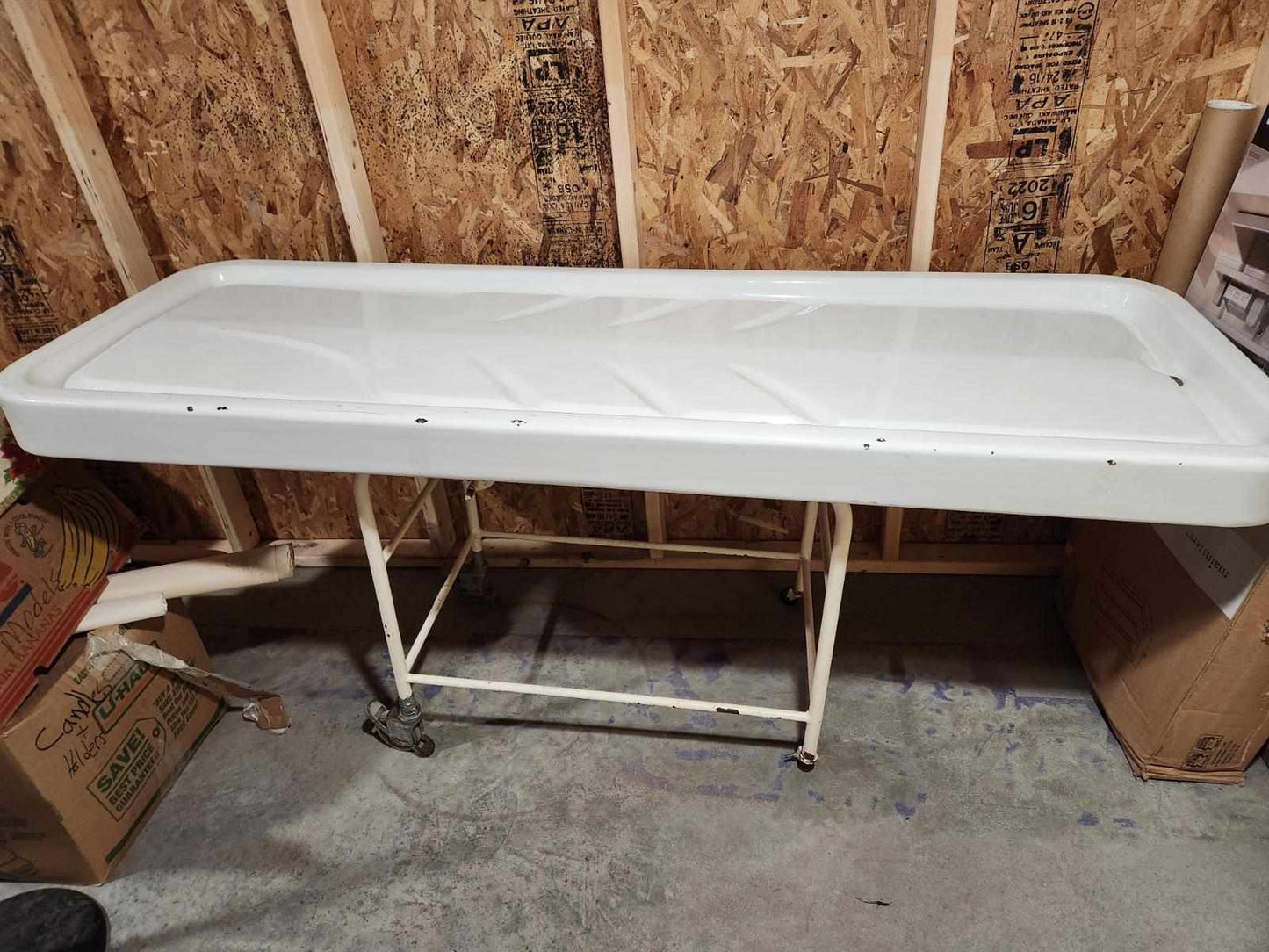 Table d'embaumement antique en fonte émaillée.