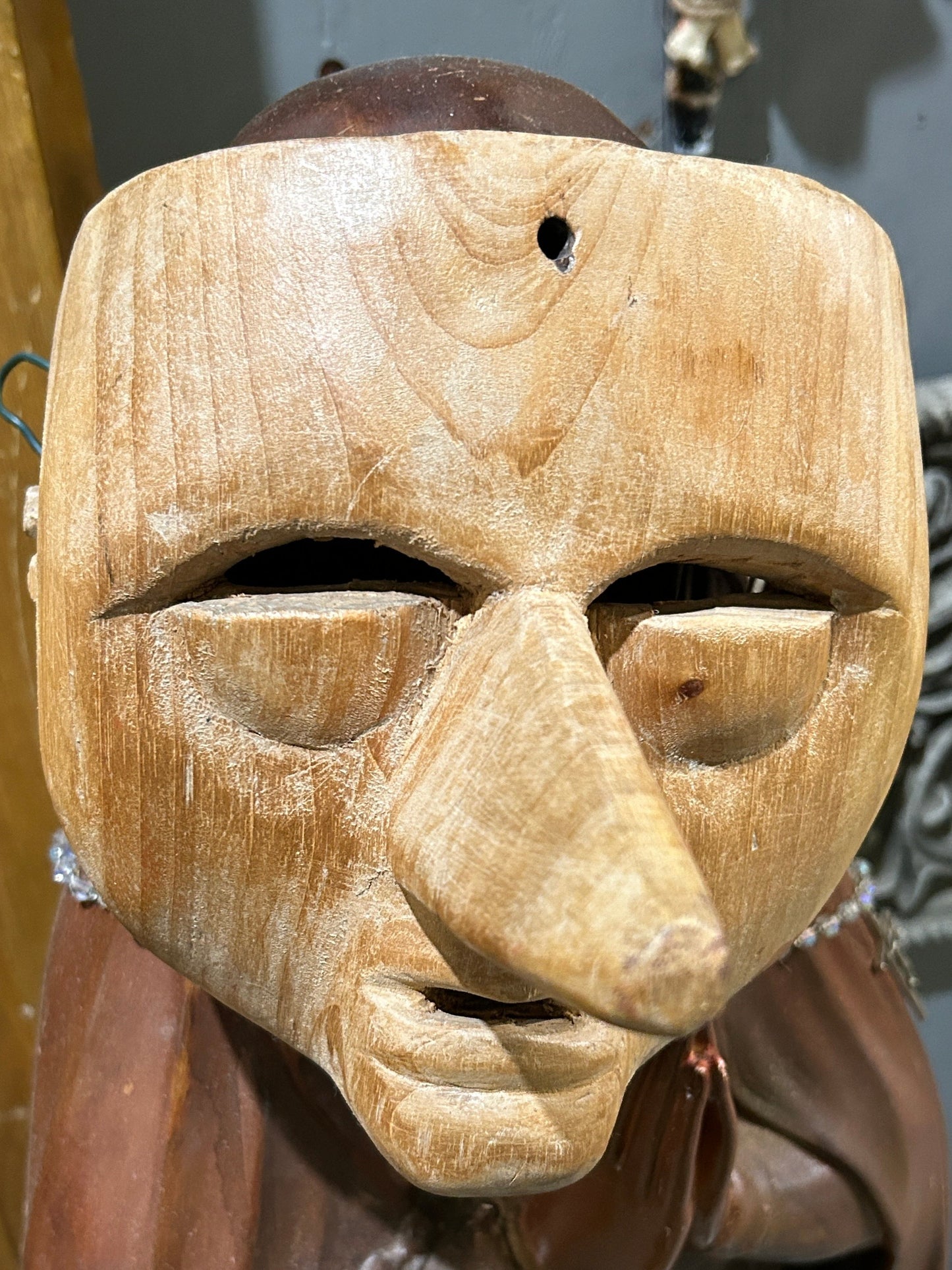 Masque sculpté en bois