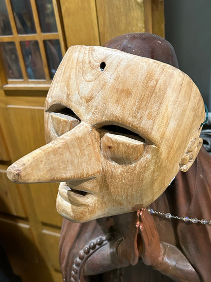 Masque sculpté en bois