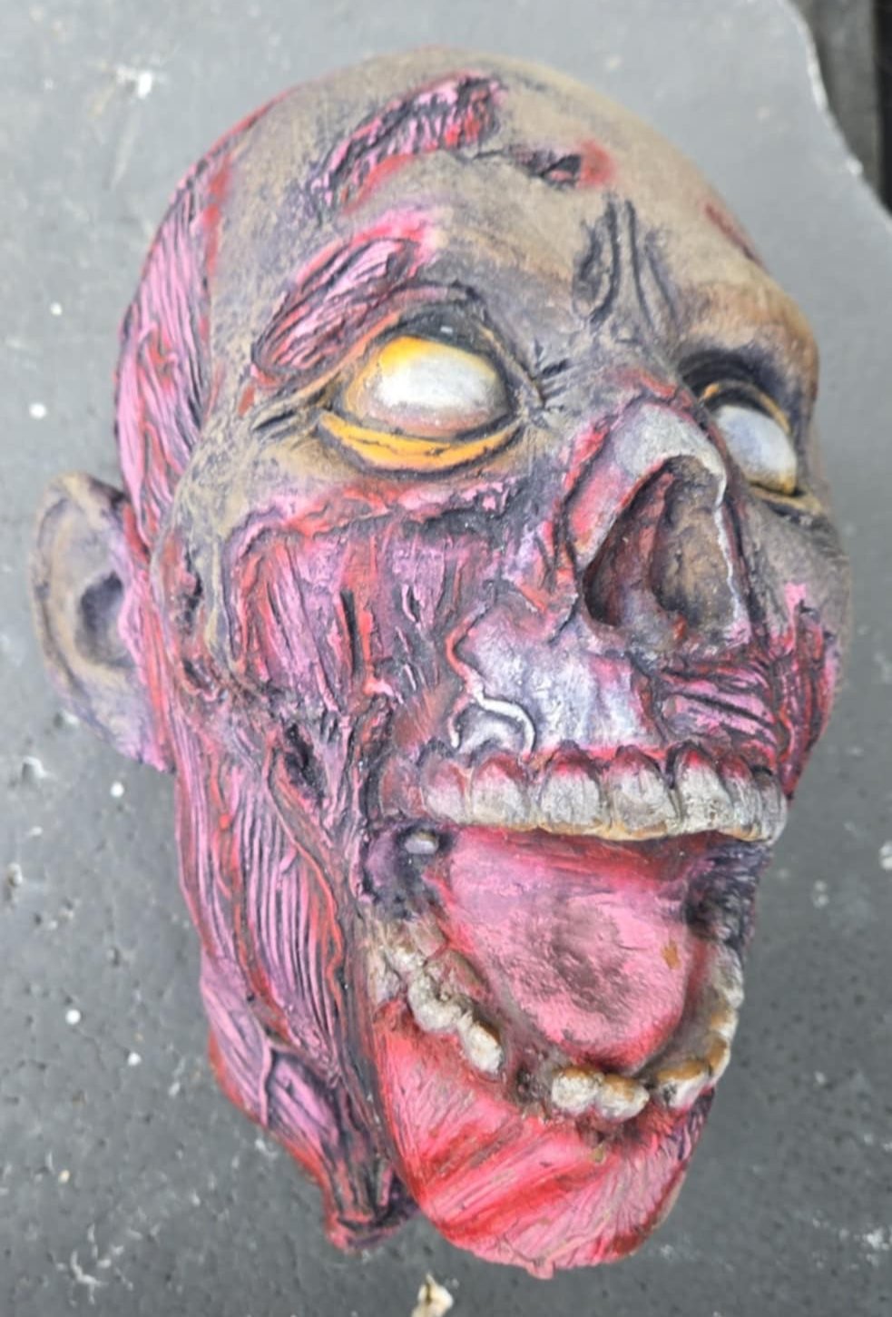 Prothèse effet spécial latex tête de zombie colorée