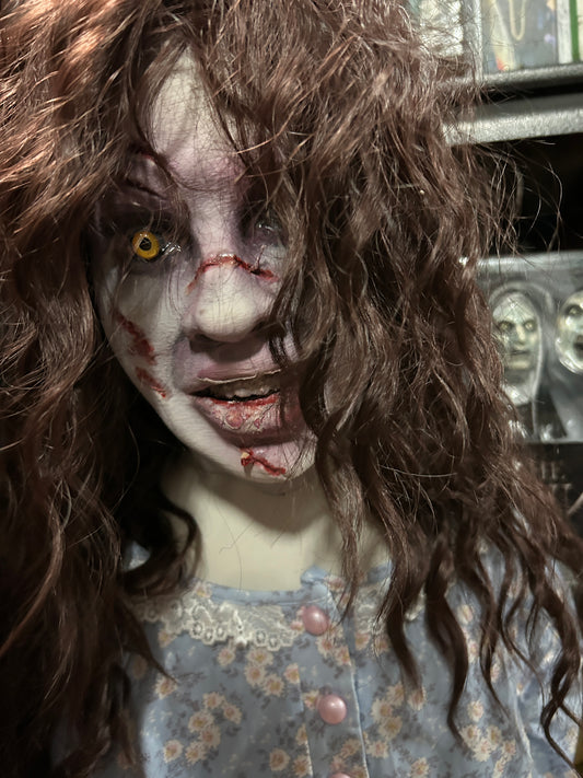 Regan d'Exorcist - pantin articulé créé par un artiste