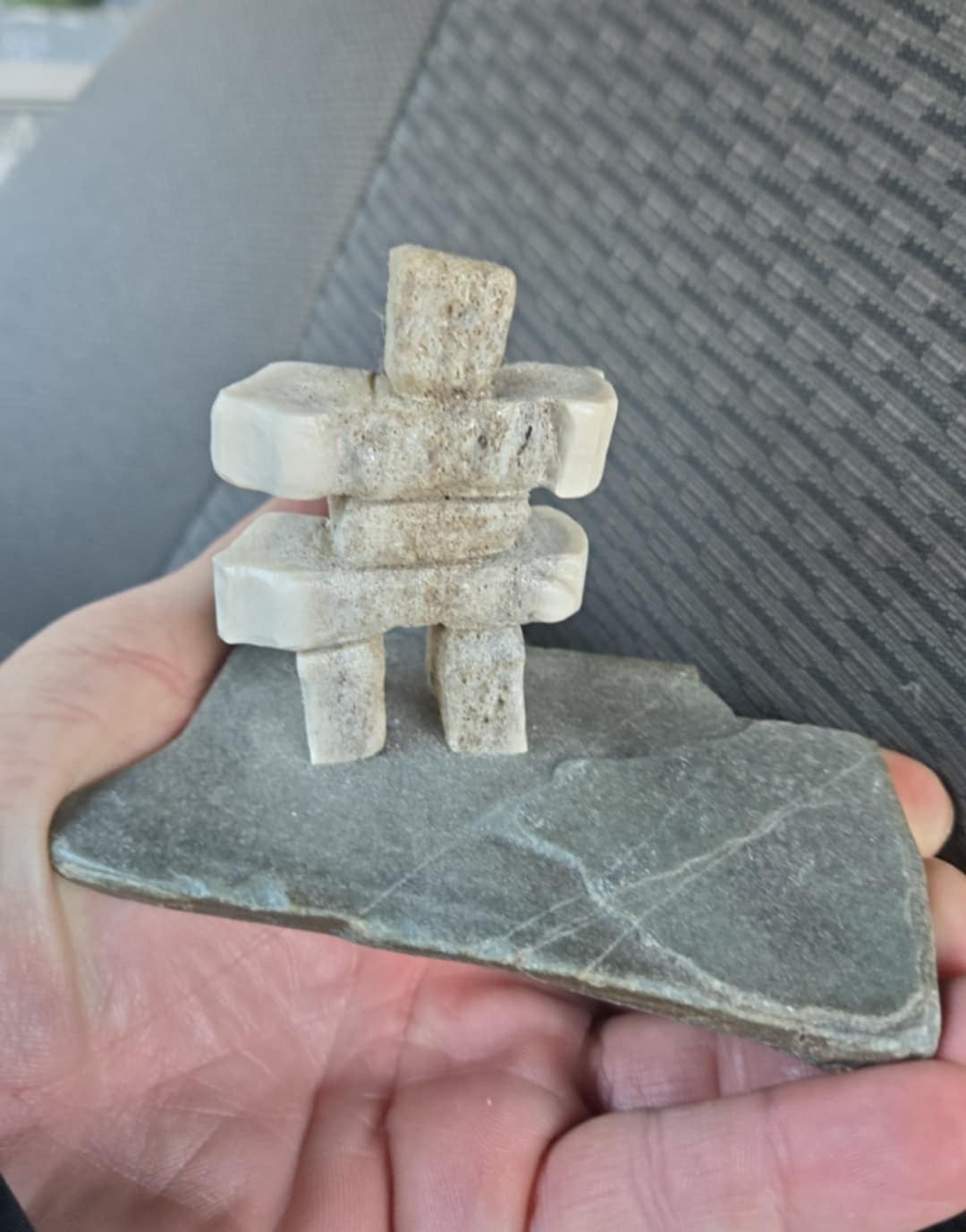 Inukshuk sculpté dans la pierre par un artiste autochtone