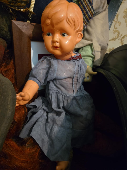 Poupée vintage en robe bleue.