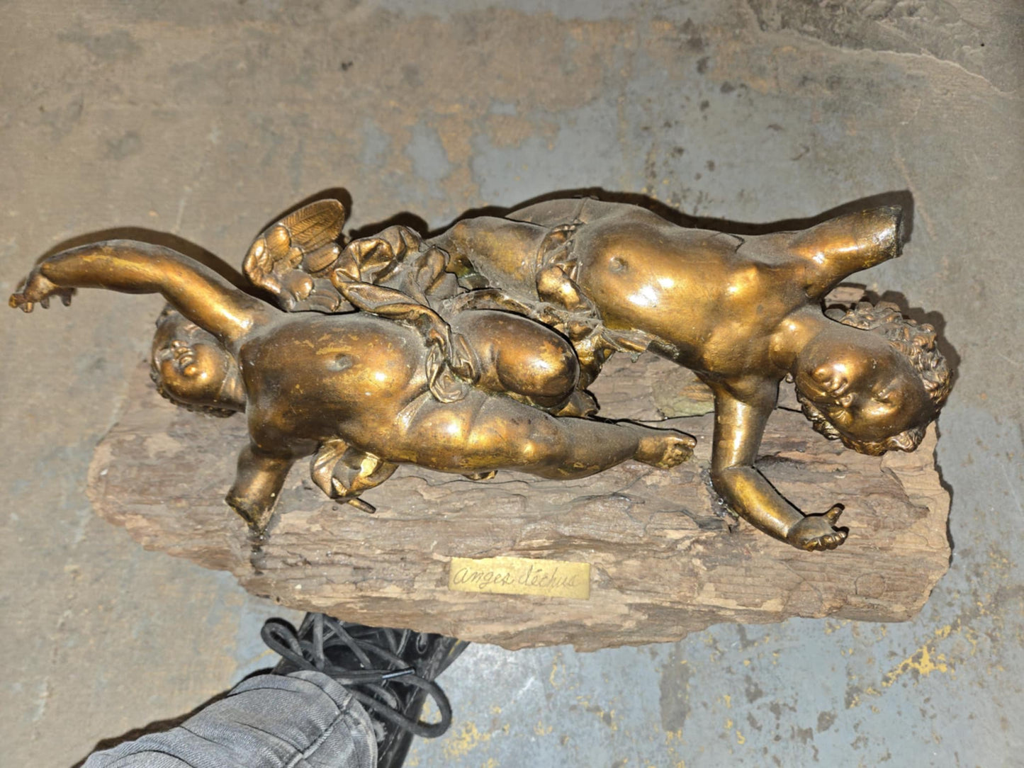 Statuette vintage Anges déchus en métal sur socle de bois