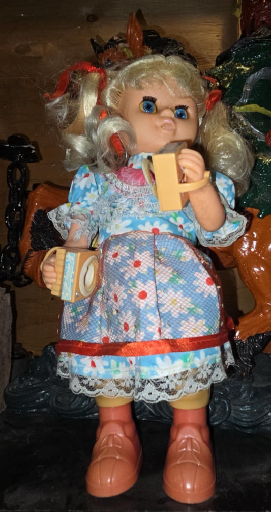 Poupée antique qui joue de l'accordéon