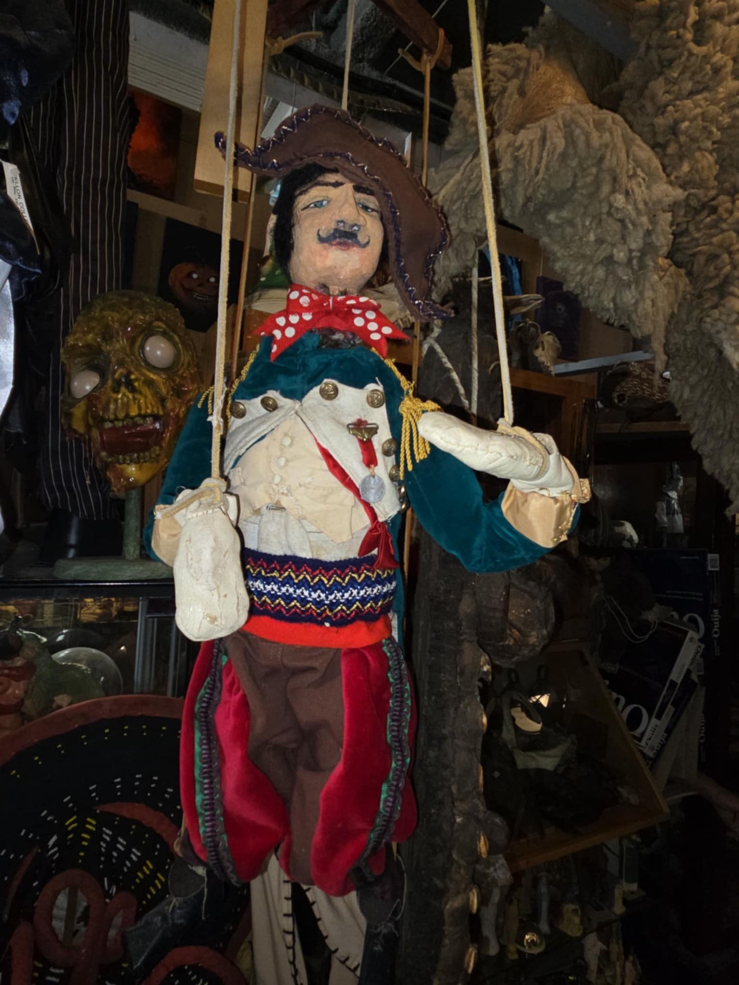 Marionnettes antiques "Guignol et le gendarme".