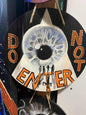 Peinture accroche-porte "Do not enter" par l'artiste Ann-Aumalie.