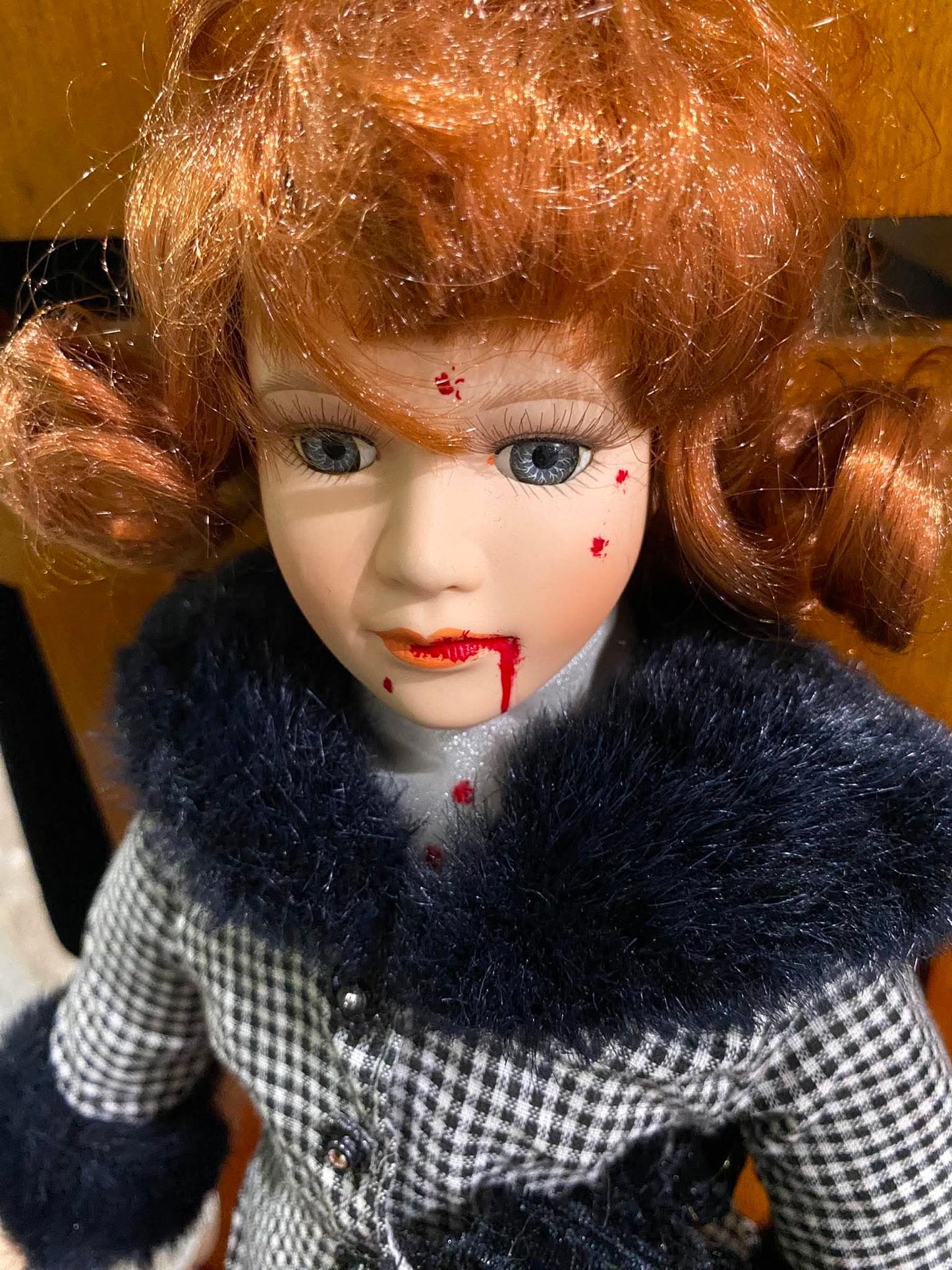 Poupée vintage rehaussée par une artiste