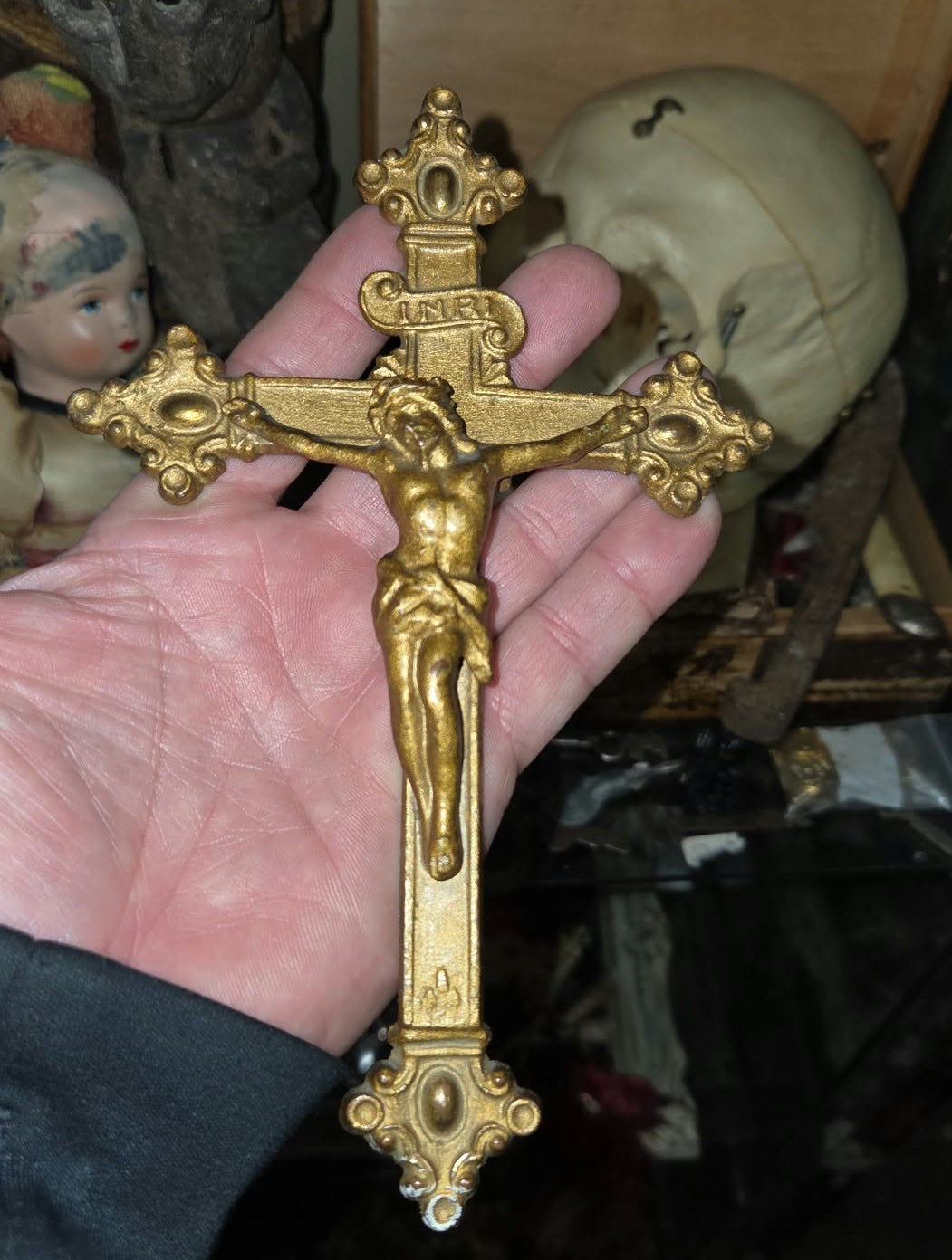 Crucifix vintage en métal doré