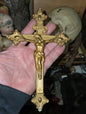 Crucifix vintage en métal doré