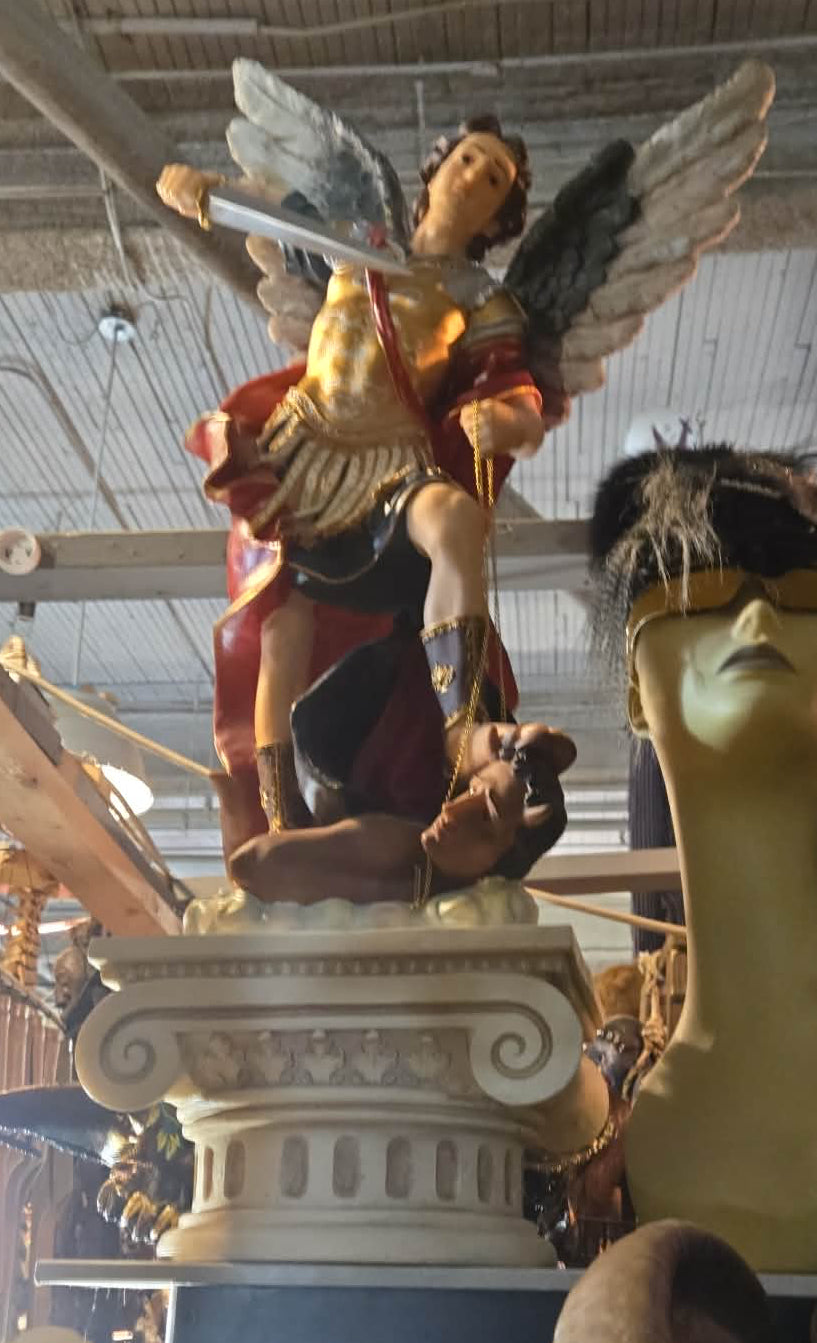 Statue de l'Archange Michael contre Lucifer.