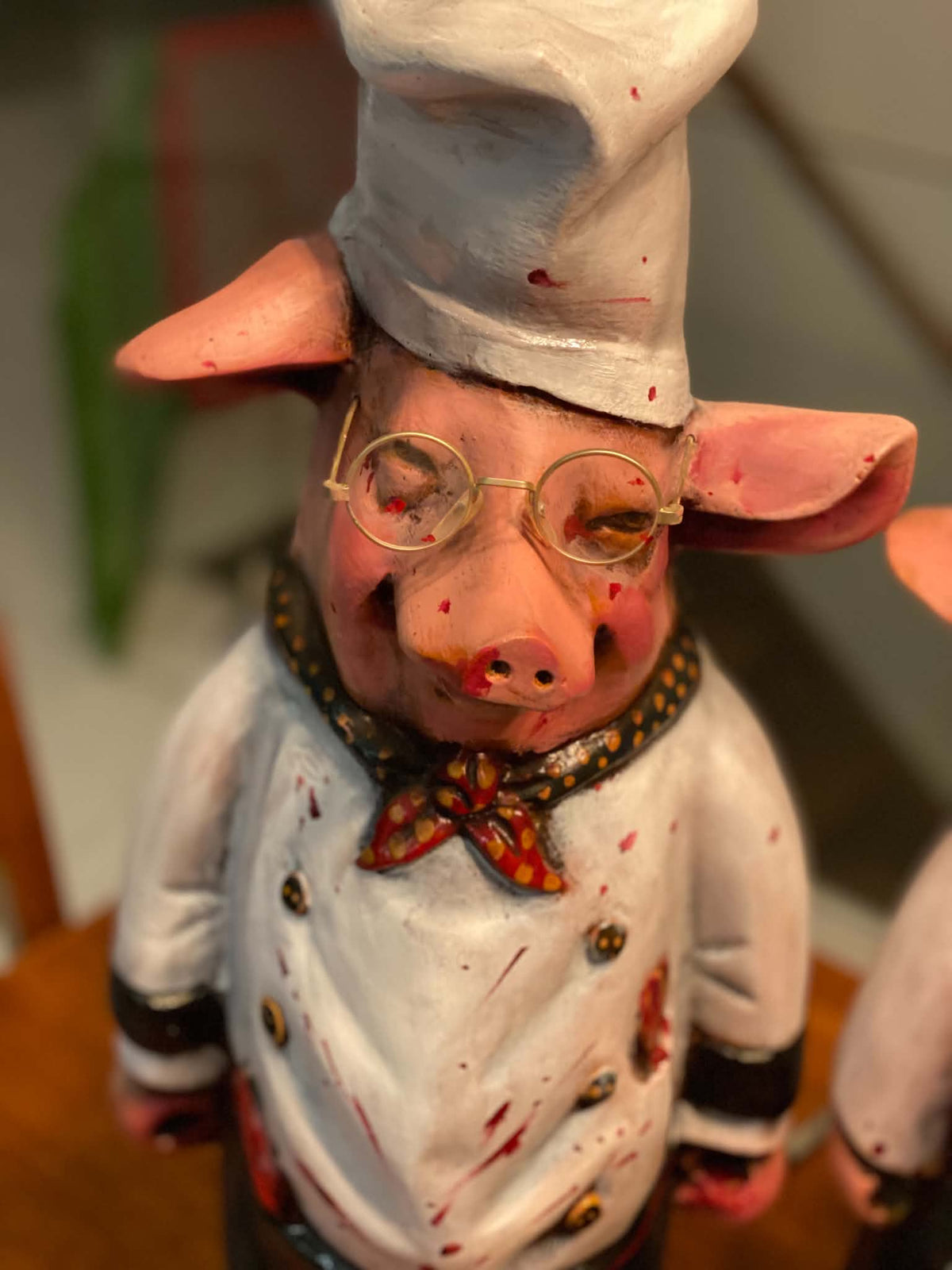 Statues de cochons bouchers repeints par une artiste