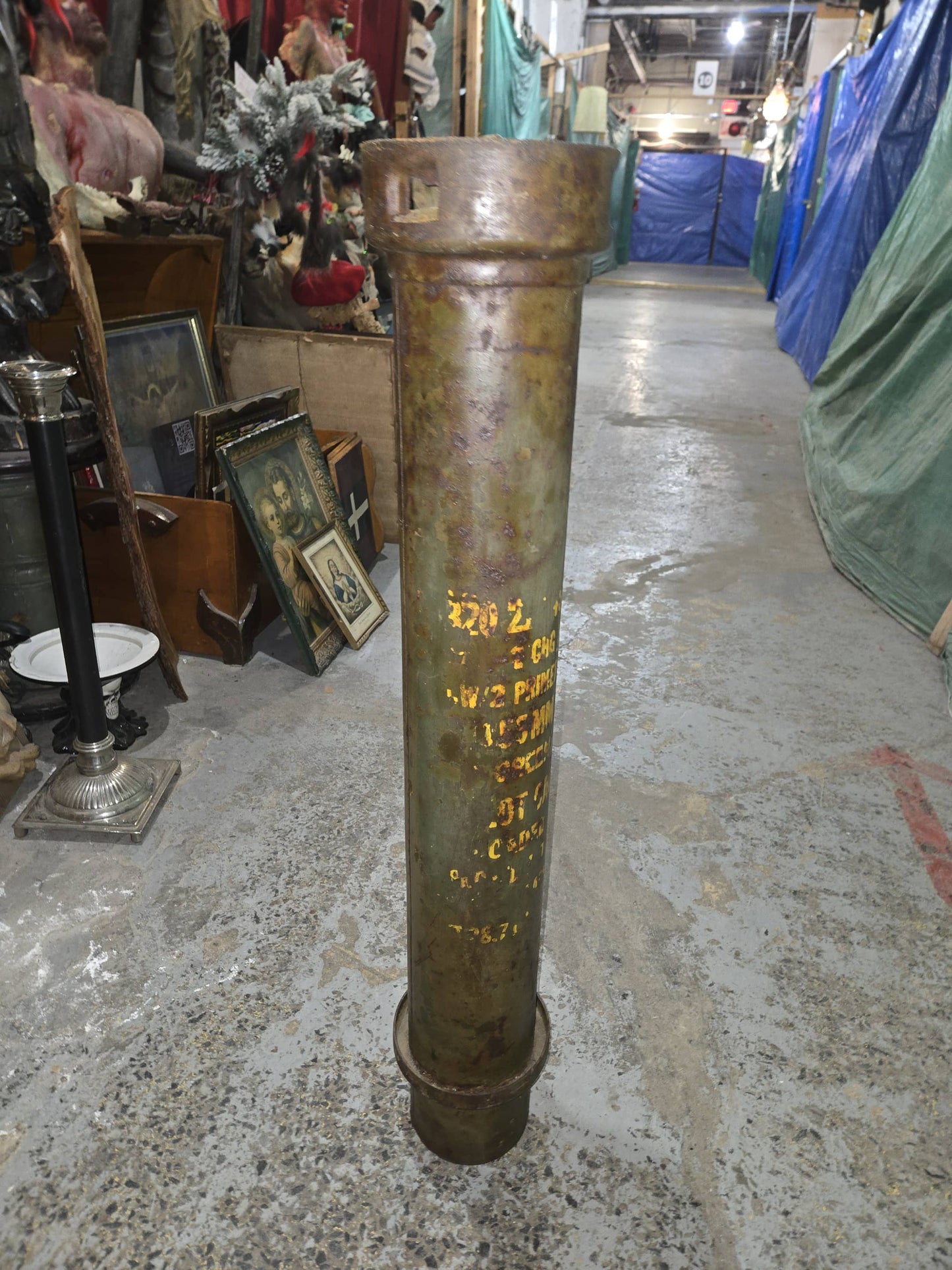 Conteneur métallique pour transport d'obus de 155 mm Howitzer.