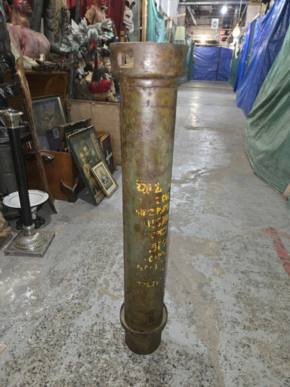 Conteneur métallique pour transport d'obus de 155 mm Howitzer.