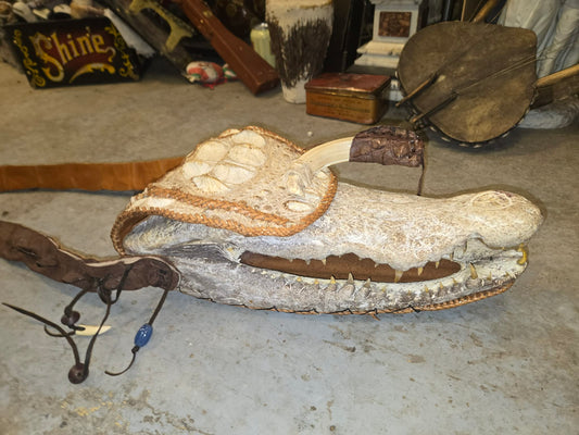 Sacoche vintage en peau de crocodile blanchi.