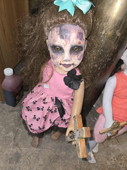 Poupée vintage modifiée par une artiste
