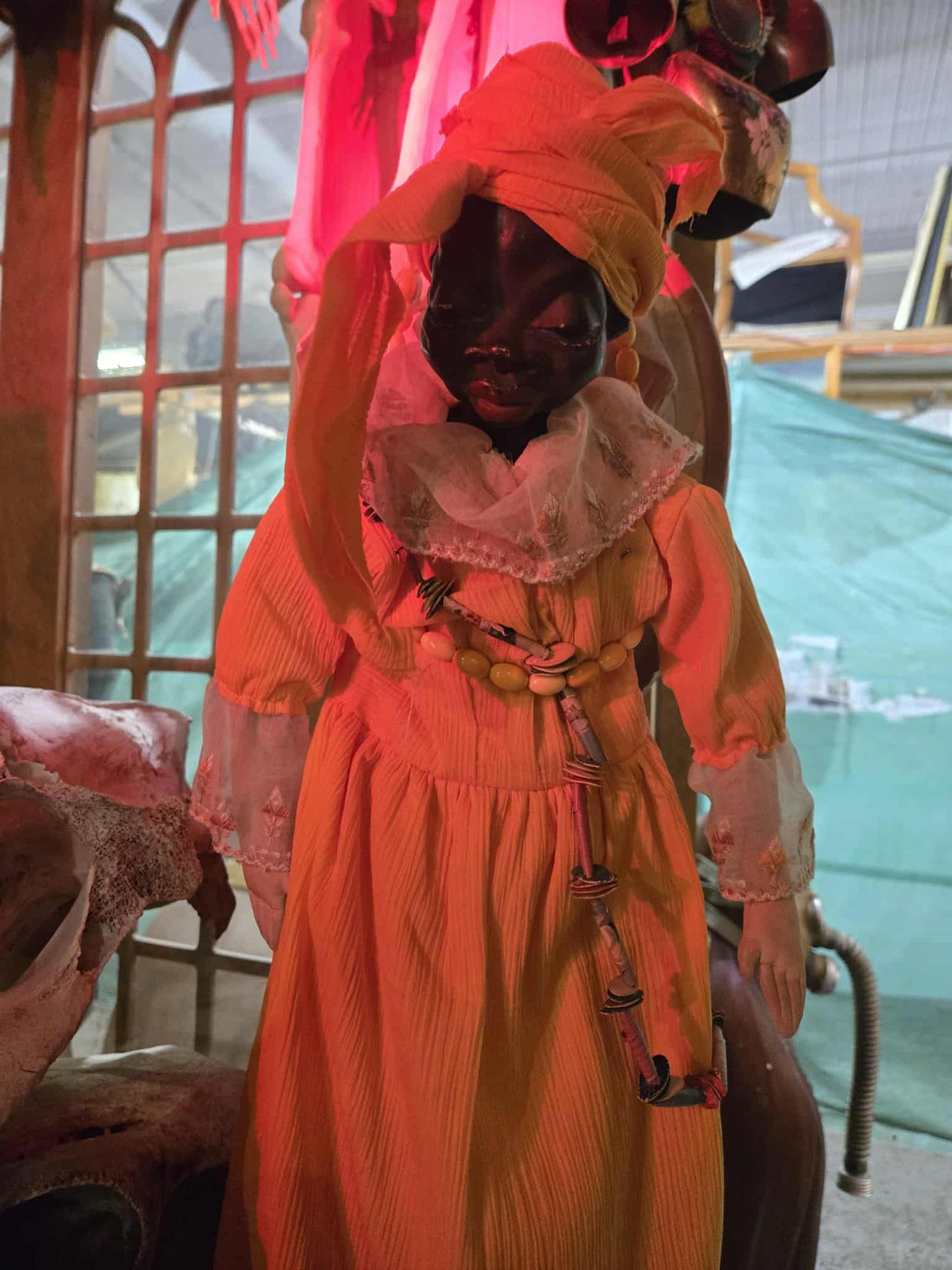 Poupée africaine vintage jaune