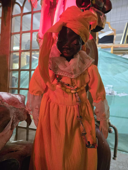 Poupée africaine vintage jaune