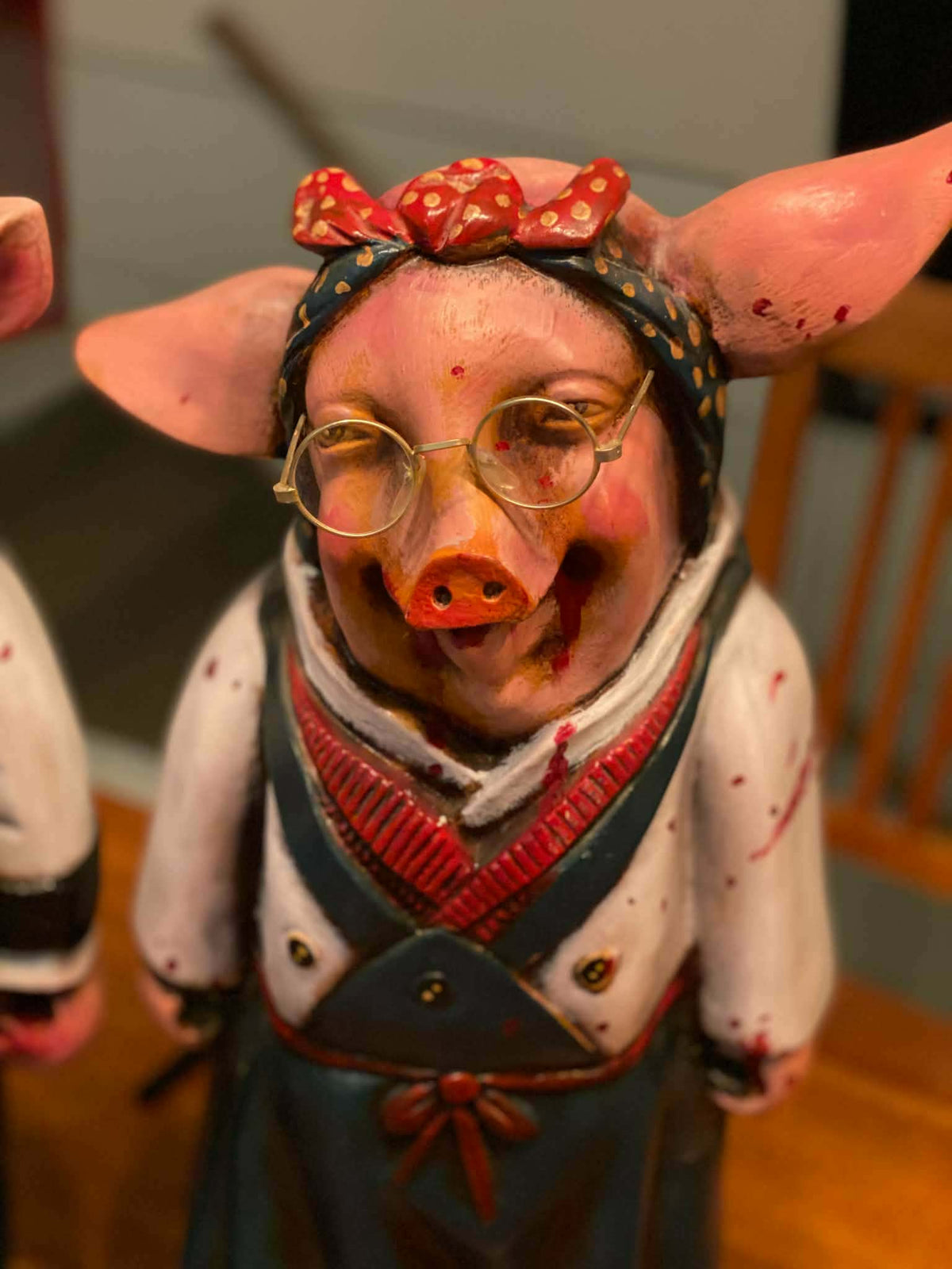 Statues de cochons bouchers repeints par une artiste