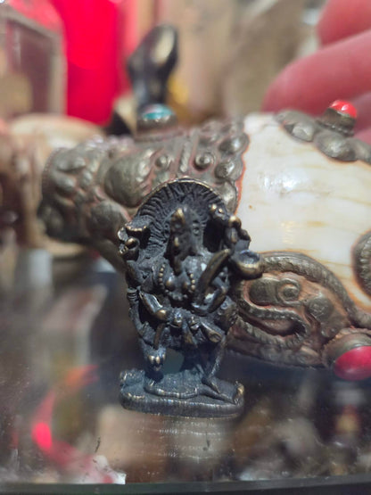 Petite statuette en métal de la déesse Kali