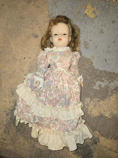 Poupée vintage en porcelaine cheveux bouclés