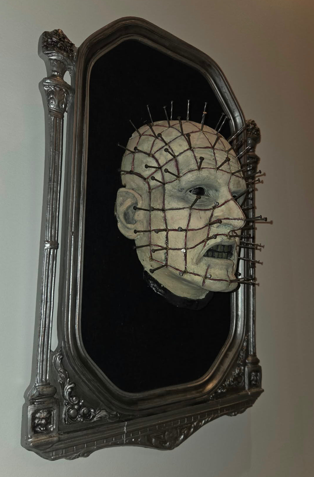 Sculpture tête de Pinhead Hellraiser encadrée