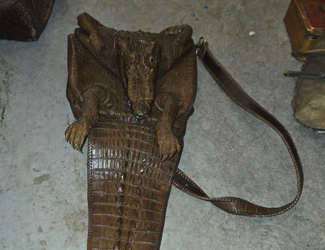 Grand sac vintage en peau de crocodile complète.